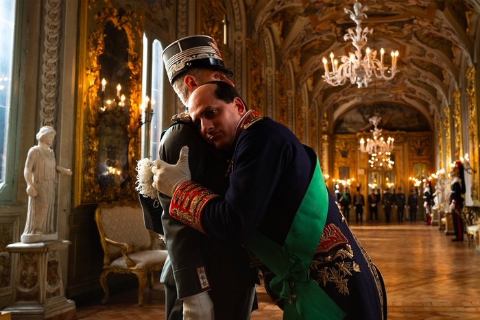 Luca Marinelli, irreconocible como Mussolini en la miniserie de Wright.