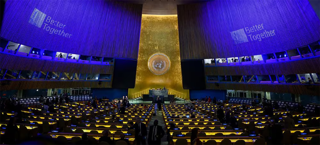 Auditorio de la Asamblea General en la conmemoración del 80º aniversario de la ONU.