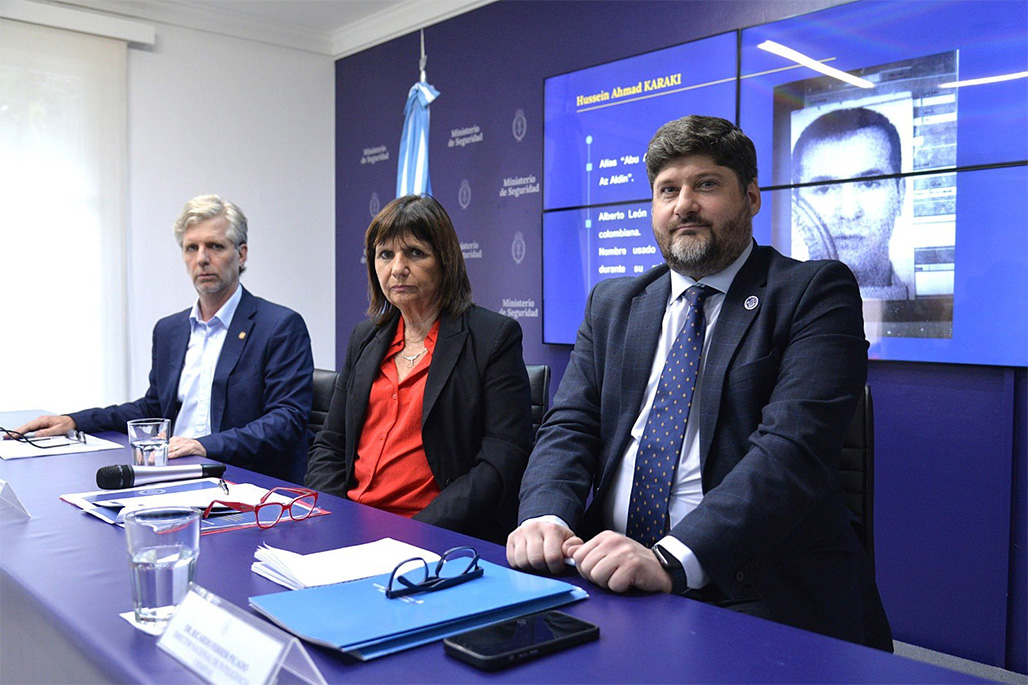 De izquierda a derecha: Sergio Neiffert, director de la SIDE; Patricia Bullrich y Ramiro Anzit Guerrero, director de Inteligencia Criminal dependiente del Ministerio de Seguridad nacional.
