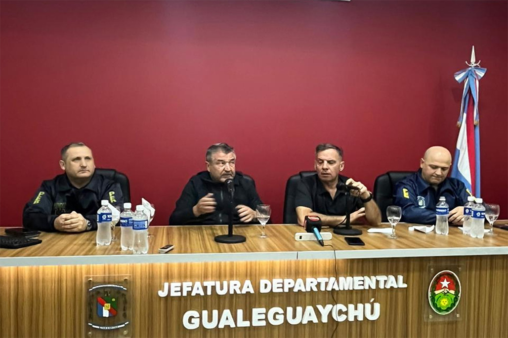El ministro de Seguridad y Justicia, Néstor Roncaglia, presidió la conferencia de prensa acompañado por el jefe de la Policía de Entre Ríos, Claudio González, y el jefe departamental de Gualeguaychú, Luis Alberto Báez.