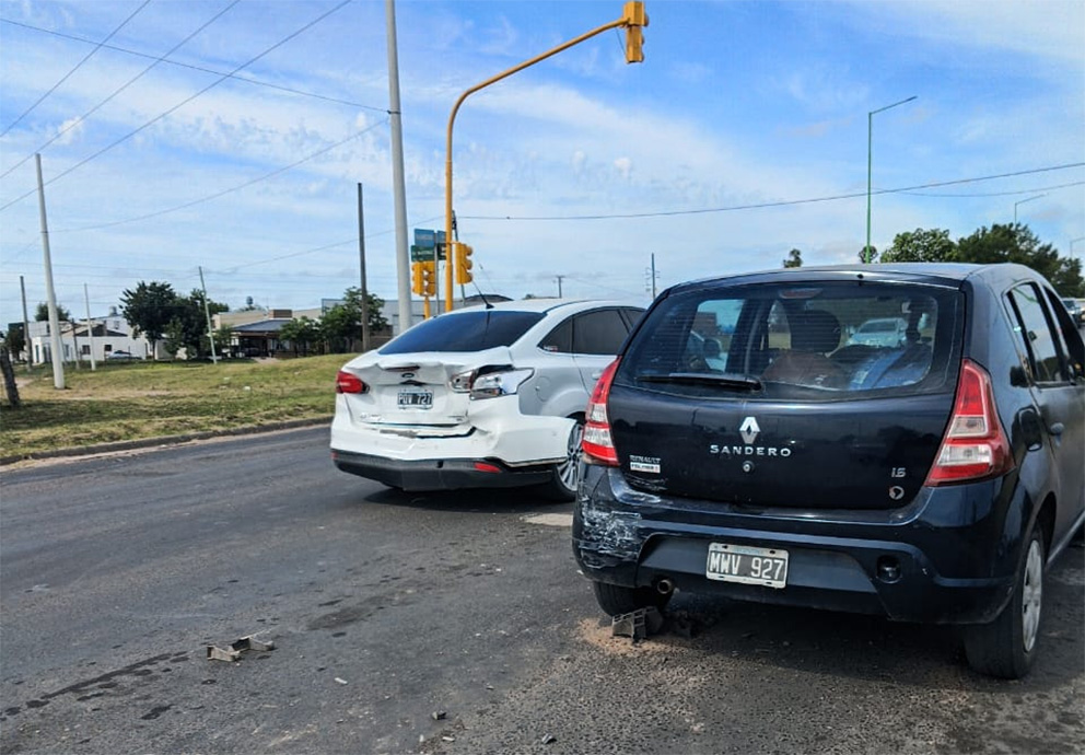 Pudo haber sido una tragedia. El conductor de una camioneta -que está identificado- provocó un choque en cadena y huyó de la escena del siniestro vial refugiándose en la impunidad.