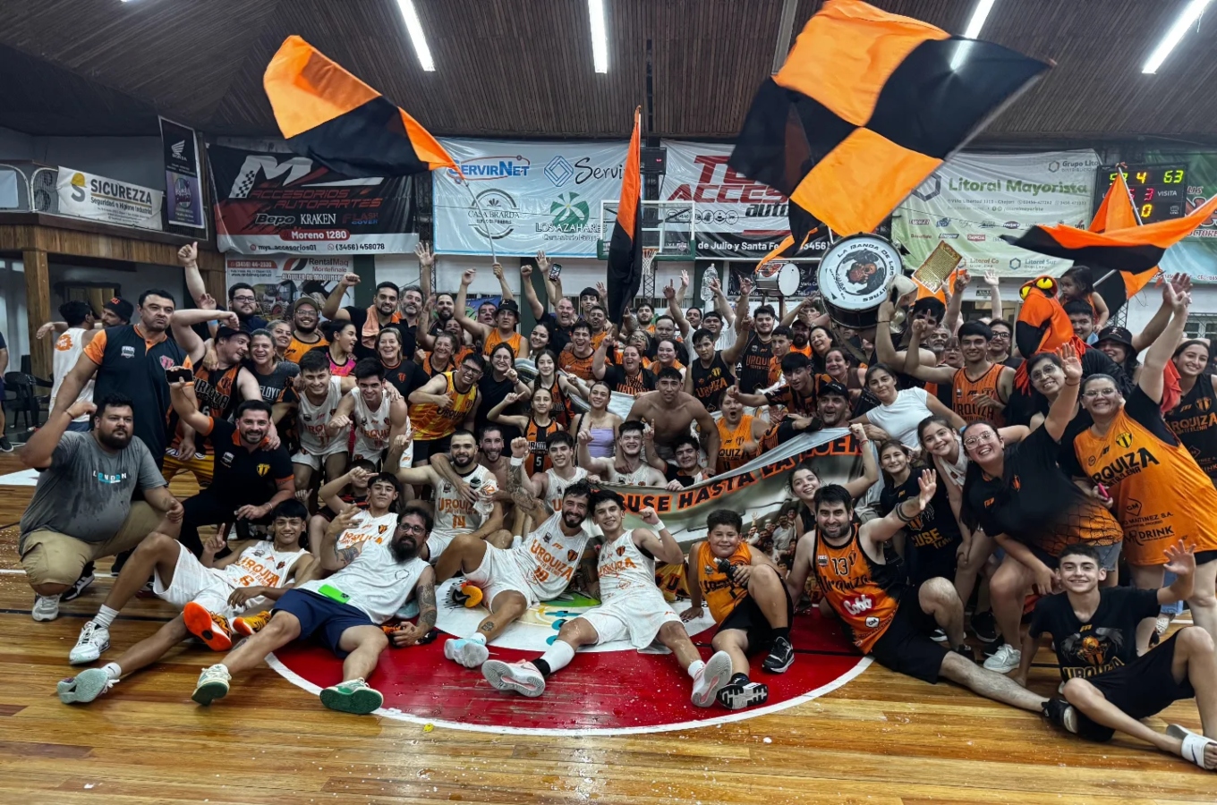 Plantel e hinchas de Urquiza de Santa Elena festejan tras la clasificación a la final.