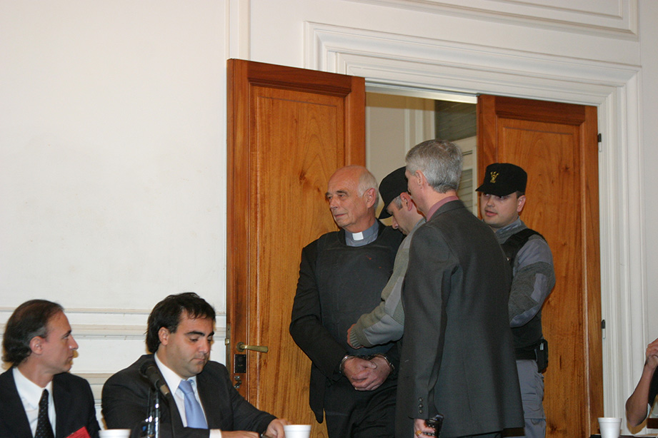 Von Wernich ingresa esposado juicio