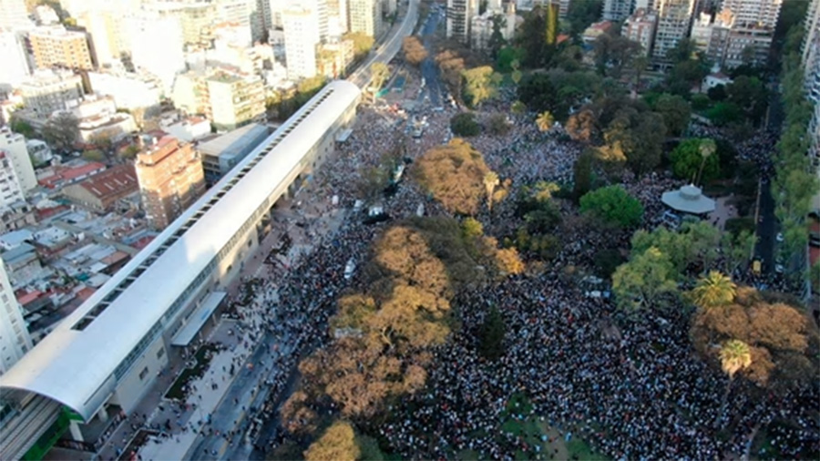 Miles de personas acudieron al acto en Barrancas de Belgrano.