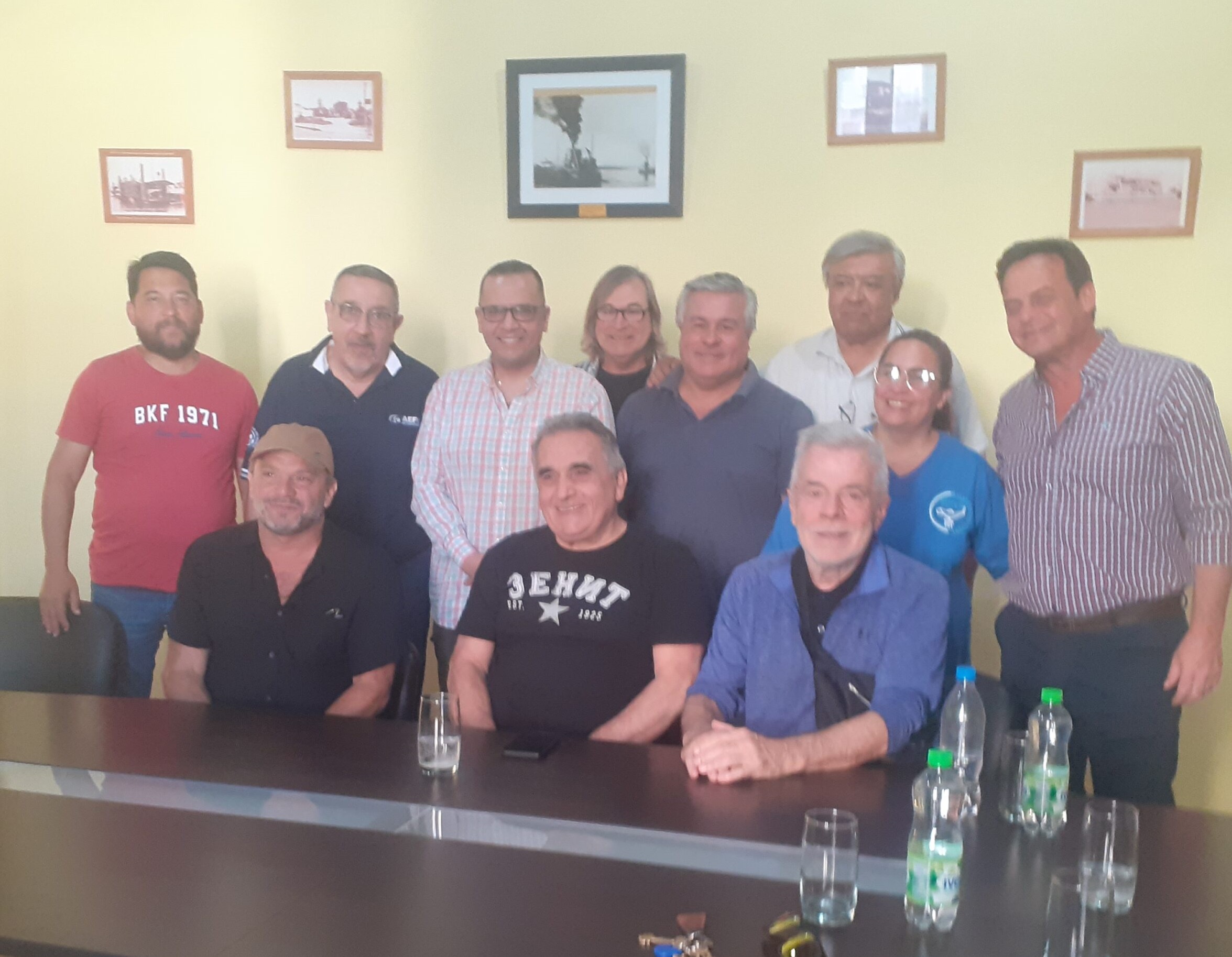 Con la presencia de Juan Carlos Schmid y Víctor Laplace se proyectó el documental Bitácoras.
