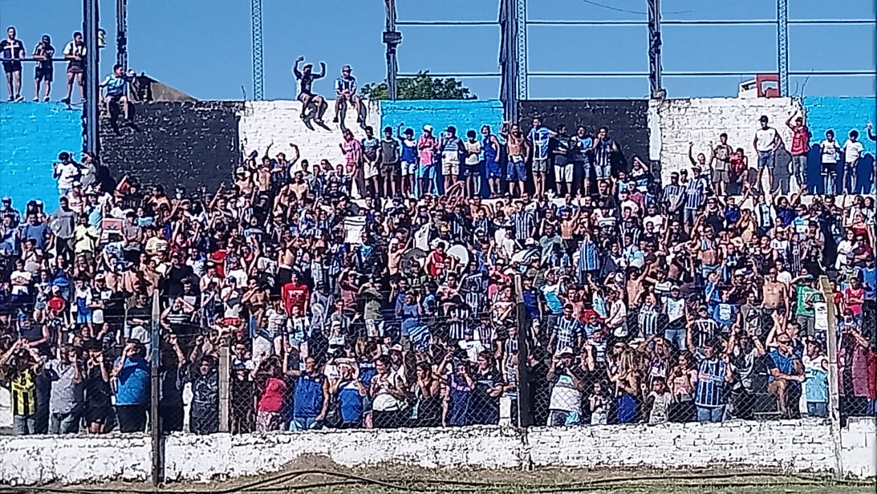 El público inundó el Aníbal Giusti para acompañar al "Tricolor".