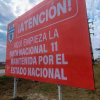 Carteles rojos para denunciar el "olvido" nacional. (GPSF).