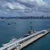 El destructor de misiles guiados USS Sampson DDG-102 de la Armada de EE.UU. atracado cerca de la entrada del Canal de Panamá. Foto Reuters