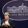 Caputo explicó en las últimas horas cuál fue la estrategia de intervención para frenar la suba del dólar. Reuters
