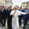El papa León XIV saludando a la gente tras una misa en la iglesia Santo Tomás de Villanova, Castel Gandolfo, donde pasa sus vacaciones veraniegas.