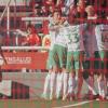 Jugadores de Banfield celebran un gol ante Independiente.