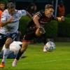 Valentín Pereyra controla la pelota frente a un rival de Quilmes.