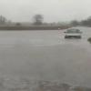 auto varado camino inundado