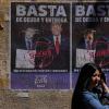 Los afiches de la oposición en contra del auxilio de Trump a Milei comenzaron a poblar las paredes de Buenos Aires.
