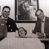 Eva, ya muy enferma, rodeada de Perón y de algunos de los médicos que atendieron su caso.