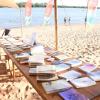 La imagen es de la Feria “Mágica en la Playa” del verano pasado en la costa del Uruguay. Ahora la Provincia otorgó 179 millones de pesos para organizar 5 ferias de libros de verano.