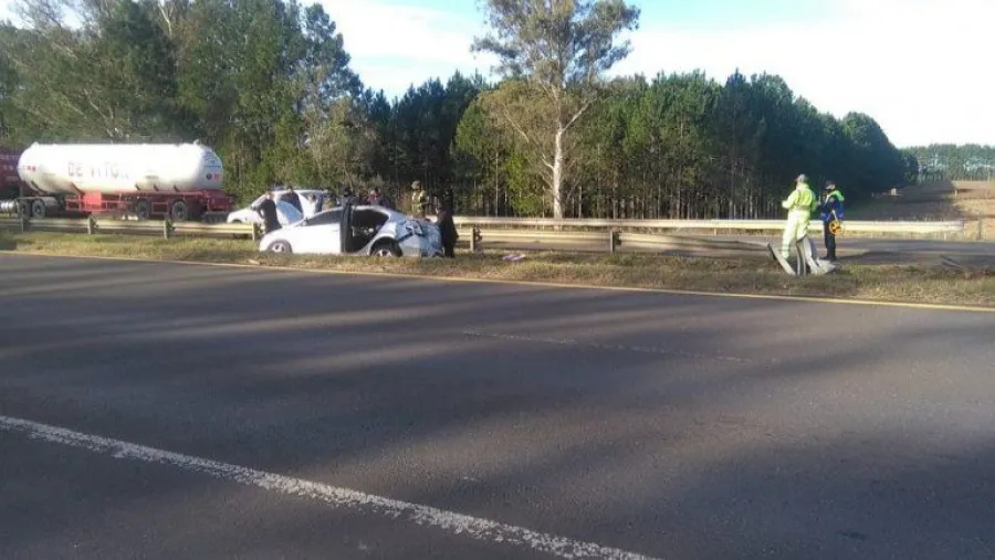 Un auto despistó en la autovía 14 y debieron asistir a cuatro personas