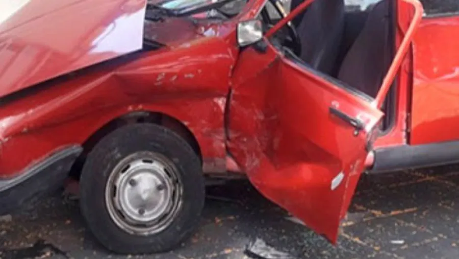 Dos autos chocaron en el Parque Urquiza y terminaron sobre la vereda Dos autos chocaron en el Parque Urquiza y terminaron sobre la vereda