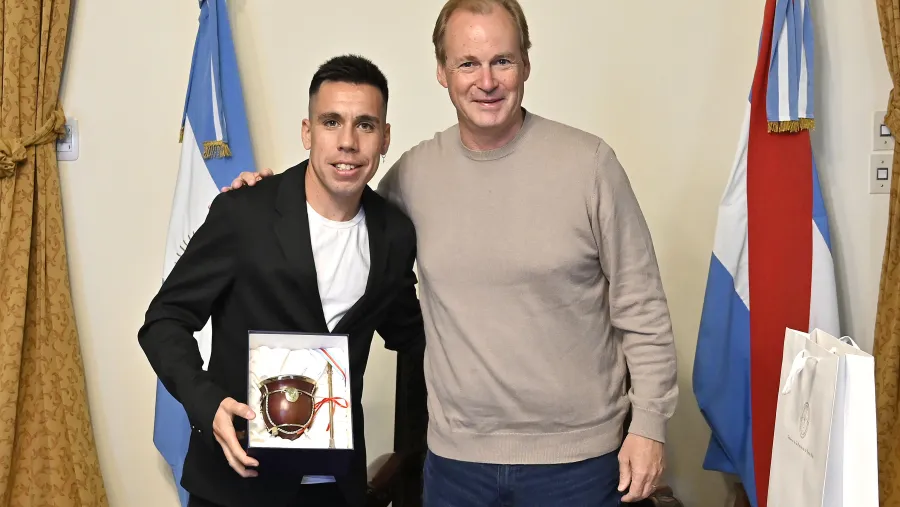 El atleta Julián Molina fue recibido por el gobernador Gustavo Bordet El atleta Julián Molina fue recibido por el gobernador Gustavo Bordet