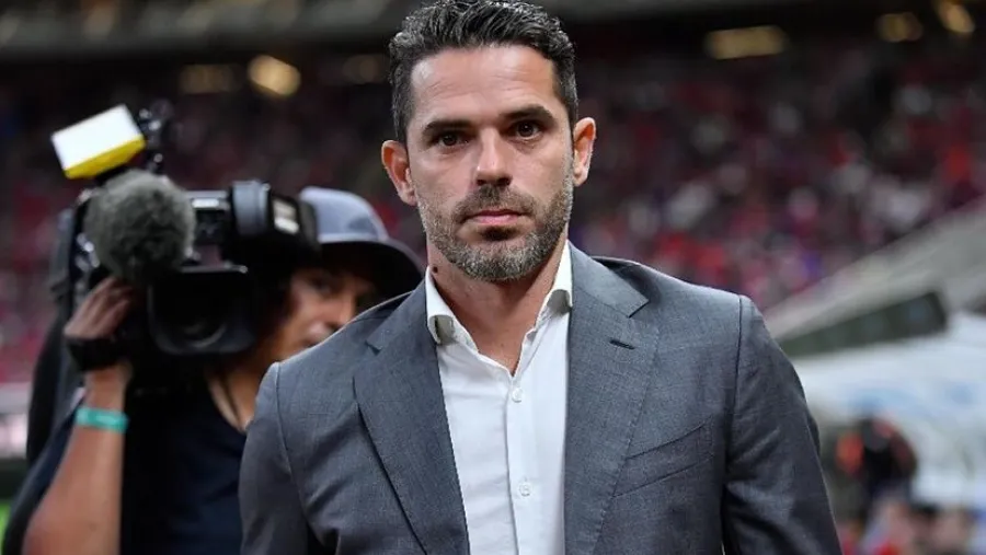 Boca pretende como DT a Fernando Gago, pero antes debe resolver su salida de Chivas