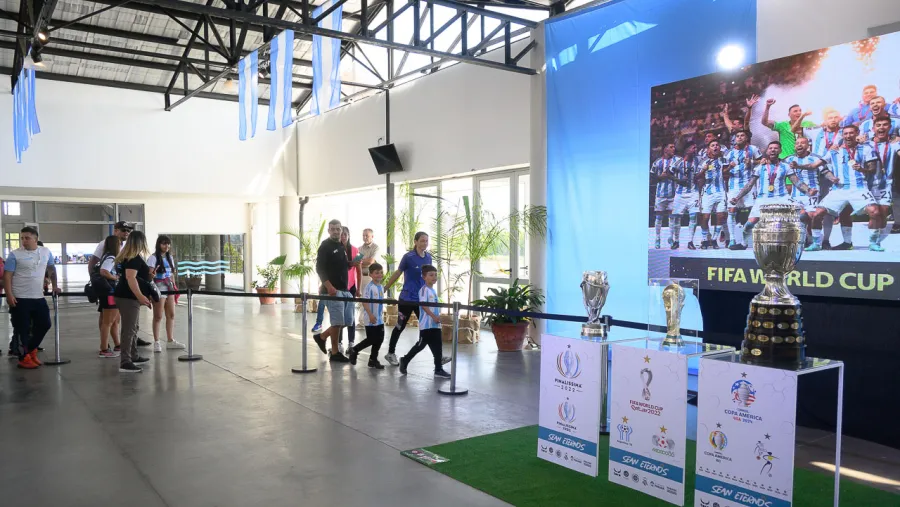 Grandes y chicos disfrutaron de cerca las Copas obtenidas por la selección argentina