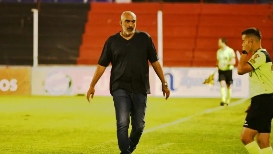 Iván Delfino dejó de ser el director técnico de Patronato