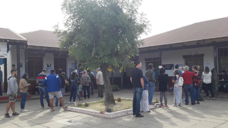 gente esperando para votar
