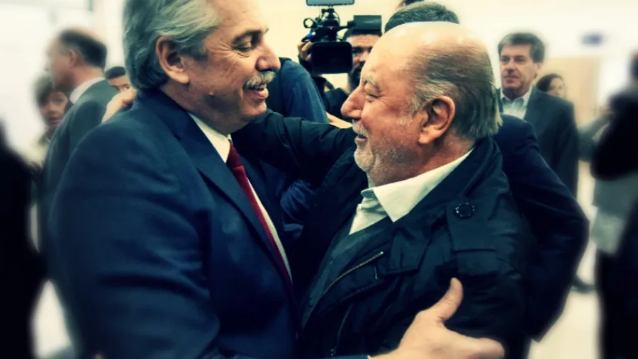 Busti abrazo con Fernández
