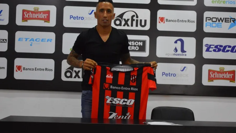 Patronato oficializó la llegada de Lucas Barrios, un trotamundos con pasado de selección