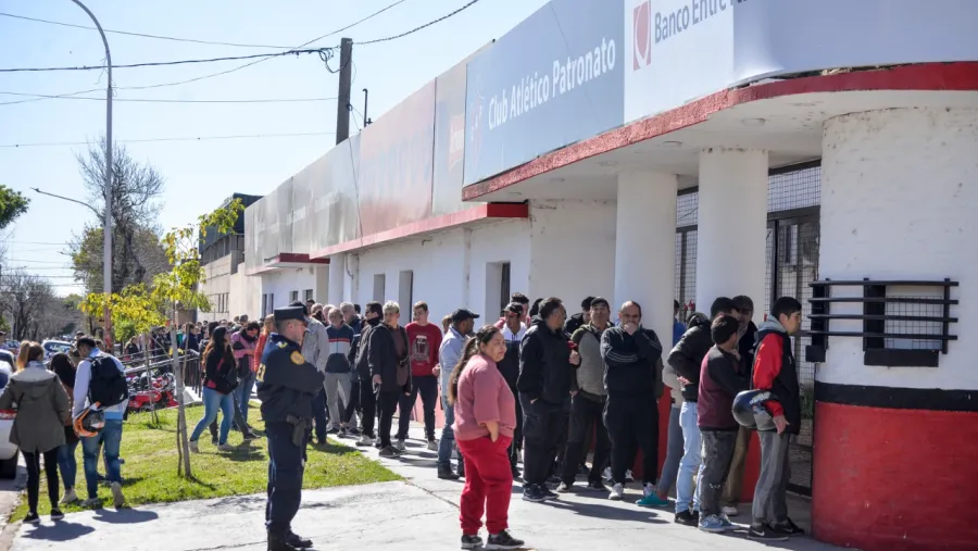 Patronato-Boca: las boleterías trabajaron a buen ritmo para los no socios