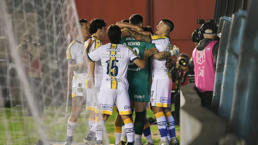Con dos tantos de su arquero, Rosario Central goleó a Arsenal en Sarandí