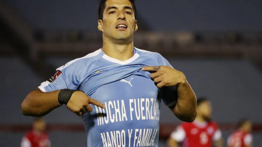 Suárez Uruguay le ganó sobre la hora a Chile en el inicio de las Eliminatorias Sudamericanas