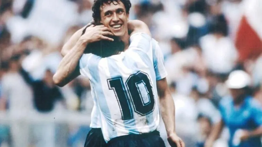 Jorge Valdano abraza a Diego Maradona Jorge Valdano abraza a Diego Maradona