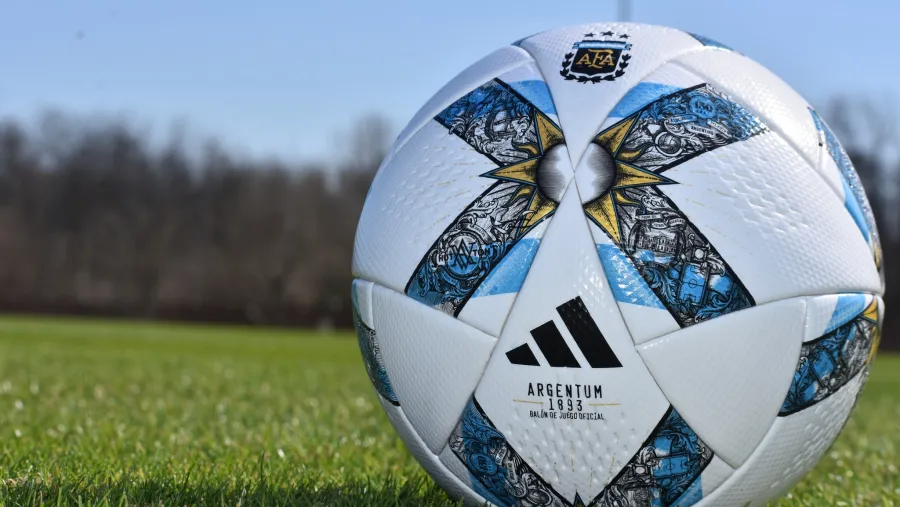 La AFA presentó la nueva pelota del fútbol argentino con las tres estrellas