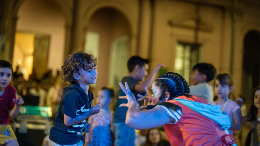 En la Plaza Alvear se llevó a cabo un espectáculo gratuito de danza y música. 