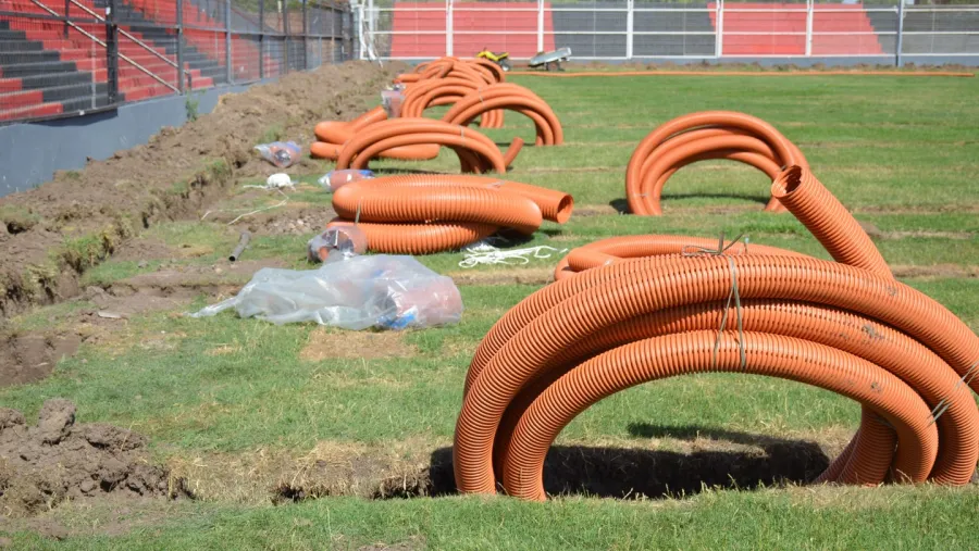 Patronato continúa las refacciones en el campo de juego de su estadio