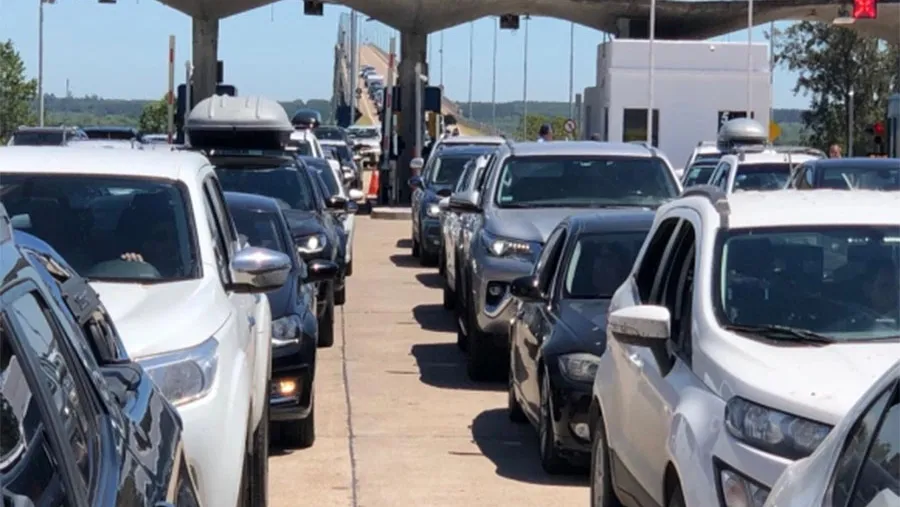 Los turistas argentinos soportaron largas colas para pasar al vecino país.