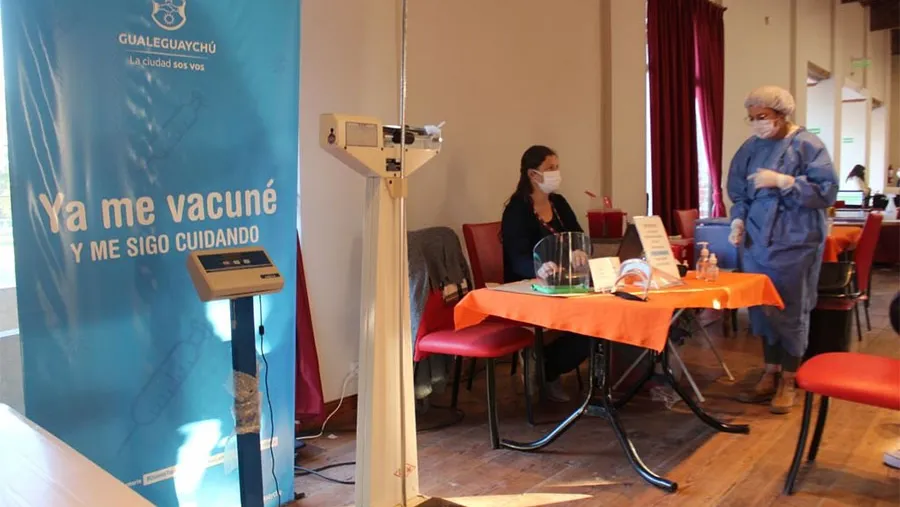 El personal sanitario y los mayores de 60 años recibirán un refuerzo de la vacuna a los cuatro meses de haber completado el esquema inicial. El personal sanitario y los mayores de 60 años recibirán un refuerzo de la vacuna a los cuatro meses de haber completado el esquema inicial.