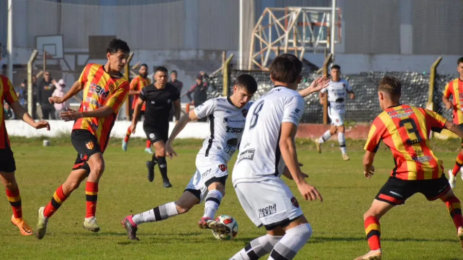 Fútbol: Neuquén goleó a Patronato y le arrebató la cima de la Liga Paranaense Fútbol: Neuquén goleó a Patronato y le arrebató la cima de la Liga Paranaense
