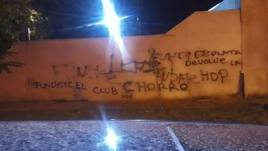 Crisis en Patronato: aparecieron pintadas contra el presidente Oscar Lenzi