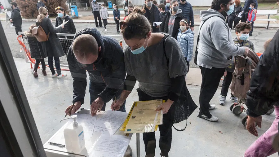 Jóvenes reciben su primera dosis contra la Covid-19 en Chipre.