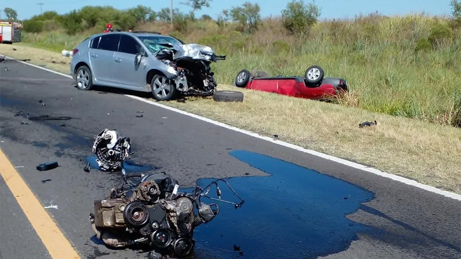 El impacto entre ambos rodados fue de tal magnitud que uno de los conductores falleció en el lugar.