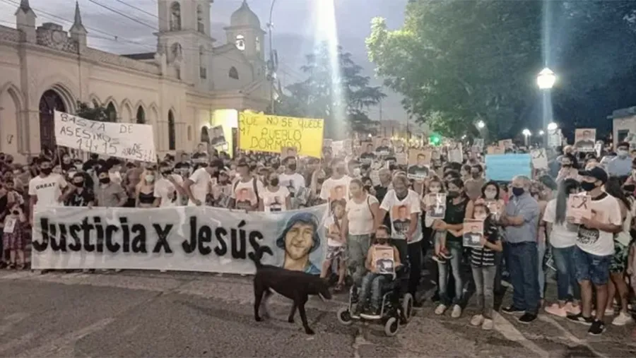 Visiblemente angustiada, Valeria Velardis habló ante una multitud de vecinos de Gualeguay que pidió que los autores del homicidio terminen presos.