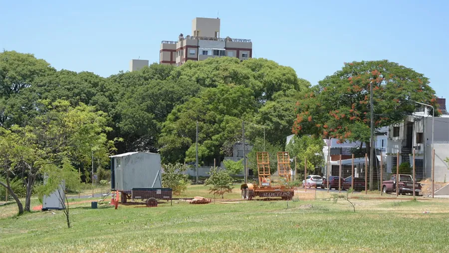 Vecinos protestan por el obrador de la obra de sistematización de la cuenca alta de la Santiagüeña y advierten sobre posible avance inmobiliario de un espacio público.