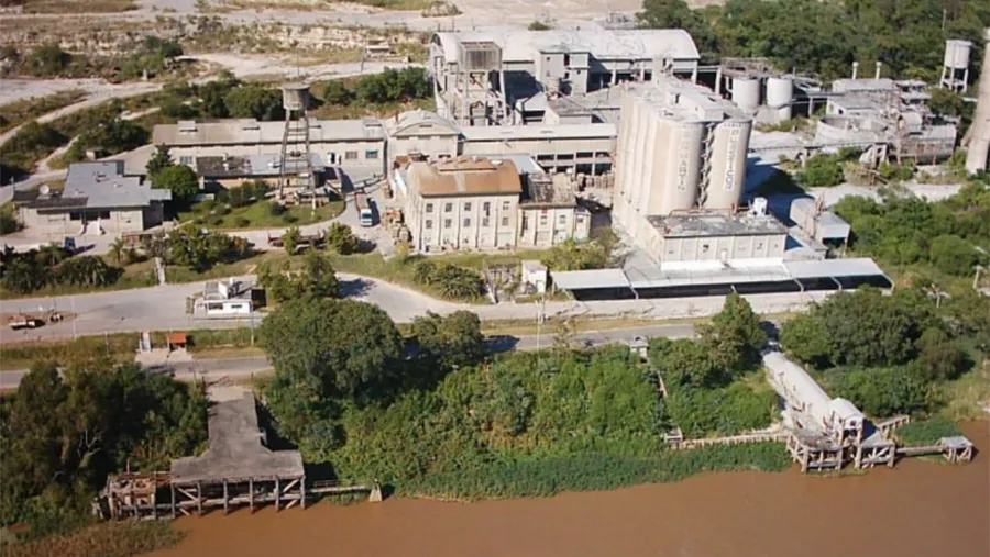 El cuerpo de un joven de 29 años de Paraná fue divisado por pescadores cuando estaba semi sumergido en el río a metros de la orilla en la zona de la ex fábrica de Portland, en Bajada Grande.