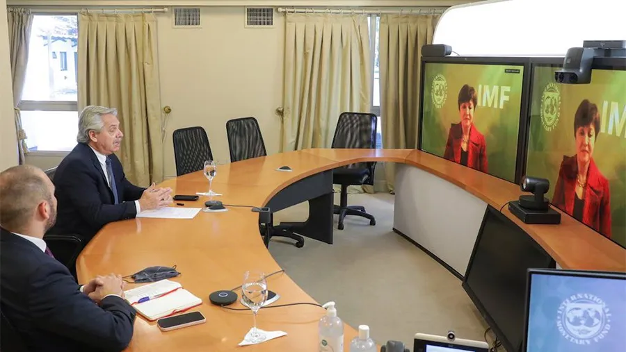 Imagen de archivo de una de las reuniones virtuales entre las autoridades argentinas con las del Fondo Monetario Internacional para destrabar el acuerdo logrado ayer.