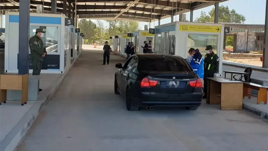 La modificación sustancial que aprobó el Ministerio de Salud es que argentinos o residentes con esquema de vacunación completo no necesitarán realizar más un PCR al entrar al país.