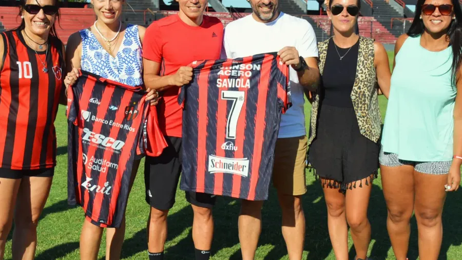 Javier “Conejito” Saviola visitó el Grella y hasta jugó un “picadito” en Patronato