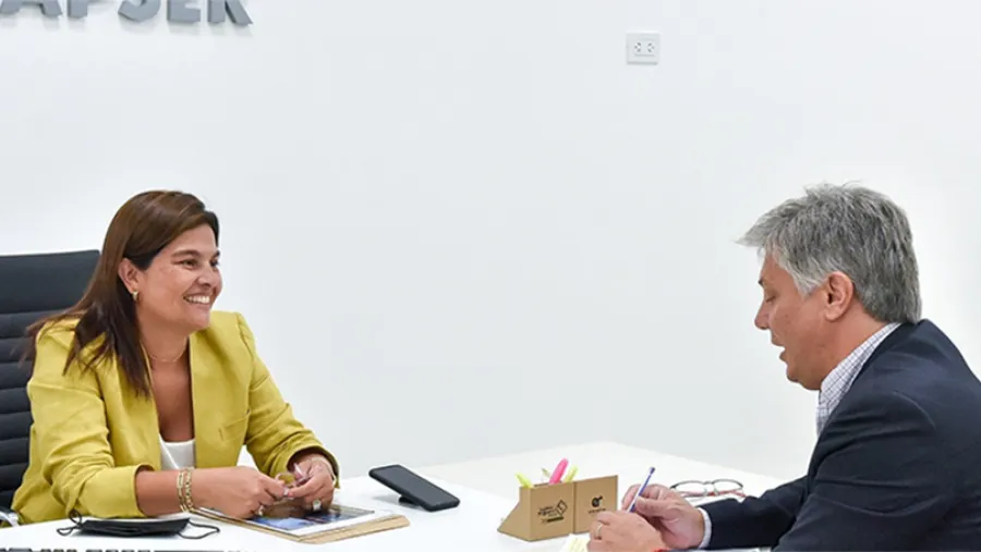 Mariela Ávila presidenta ad honorem de la Fundación Iapser, y el titular del Instituto Autárquico Provincial de Seguro, Tomás Proske.