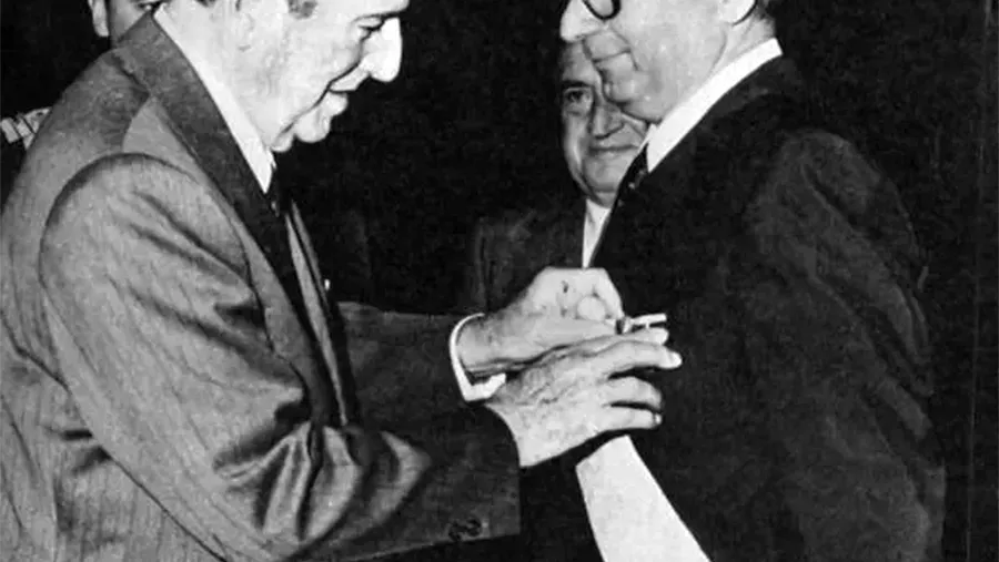 Juan Domingo Perón condecora con la Orden del Libertador a Licio Gelli, gran maestre de la Logia Propaganda Due, en 1973 (Archivo General de la Nación).
